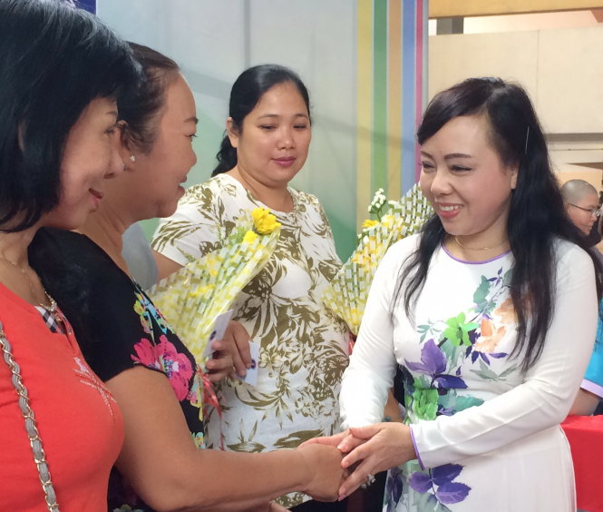 Bộ trưởng Bộ Y tế Nguyễn Thị Kim Tiến tặng hoa và trao thẻ ghi nhận đăng ký hiến tặng mô, tạng cho người đăng ký tại chương trình “Chung tay vì sự sống” sáng 2-10 - Ảnh: L.TH.H.