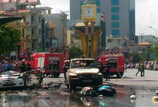 Lực lượng chữa cháy đã có mặt dập lửa chiếc ôtô phát nổ - Ảnh: Phú Lê