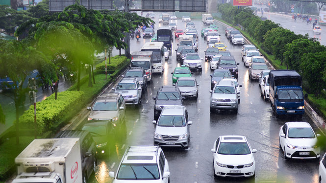Xe hơi xếp hàng nối dài dưới mưa trên đường Điện Biên Phủ - Ảnh: Lê Phan