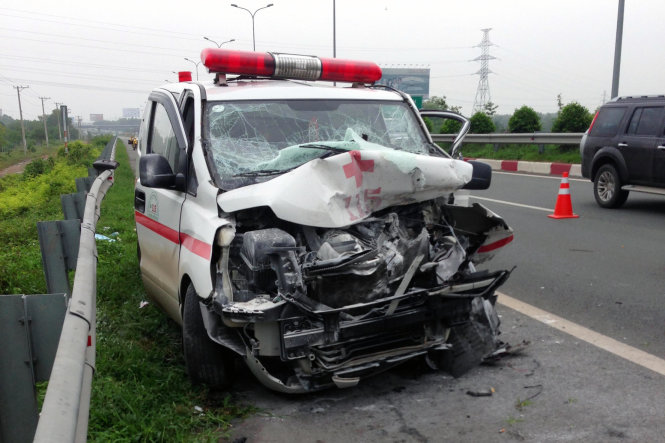 Xe cấp cứu bị hư hỏng nặng sau tai nạn - Ảnh: VEC E cung cấp