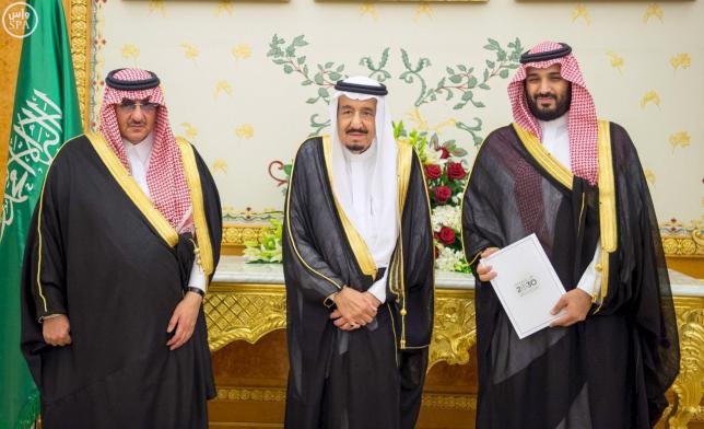 (Từ trái qua) Thái tử Mohammed bin Nayef, nhà vua Salman và hoàng tử Mohammed bin Salman đứng cạnh nhau sau khi nội các Ả rập Saudi thống nhất triển khai kế hoạch cải cách lớn có tên Tầm nhìn 2030 tại Riyadh - Ảnh: Reuters