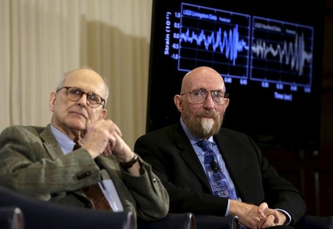 Hai nhà khoa học Kip Thorne (phải) và Rainer Weiss (trái) trong buổi họp báo ở Washington (Mỹ) ngày 11-2 vừa qua - Ảnh: AFP