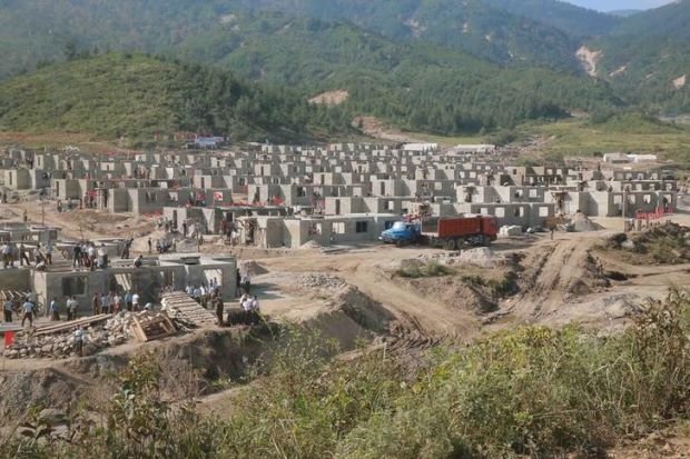 Người dân sống trong các ngôi nhà xây tạm trên đồi cao để tránh lũ - Ảnh: Reuters