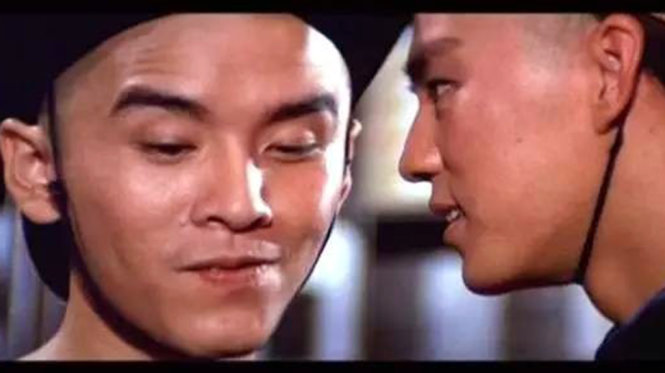 Trong phim Khuynh quốc khuynh thành, Địch Long đóng vai vua Quang Tự, Khương Đại Vệ đóng vai tiểu thái giám Khấu Liên Tài - Ảnh: Sina