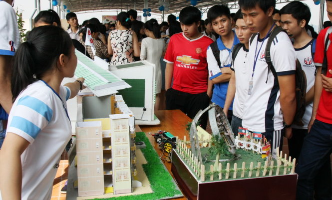 Sinh viên tham quan khu vực trưng bày sản phẩm công nghệ của sinh viên khoa điện - điện tử được tổ chức tại khu tự học mới khánh thành sáng 5-10 - Ảnh: TRẦN HUỲNH