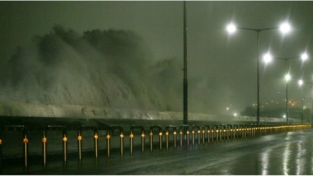 Sóng lớn ập vào bờ ở Jeju - Ảnh: EPA