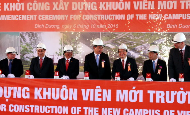 Chủ tịch Ủy ban T.Ư Mặt trận Tổ Quốc Nguyễn Thiện Nhân (giữa) cùng lãnh đạo bộ, ngành, địa phương phát lệnh khởi công xây dựng Trường ĐH Việt Đức - Ảnh: TRẦN HUỲNH
