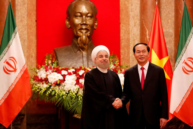 Chủ tịch nước Trần Đại Quang bắt tay với Tổng thống Hassan Rouhani trước khi bước vào phòng hội đàm sáng 6-10 tại Phủ Chủ tịch - Ảnh: VIỆT DŨNG