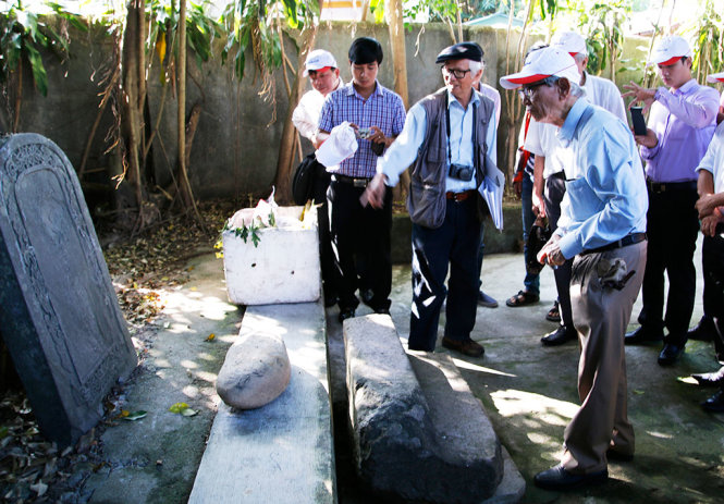 Khuôn viên chùa Thuyền Lâm với những hiện vật gạch đá đã phát lộ mà nhà nghiên cứu Nguyễn Đắc Xuân (thứ ba từ trái sang) cho rằng đó là hiện vật của cung điện Đan Dương - Ảnh: MINH TỰ