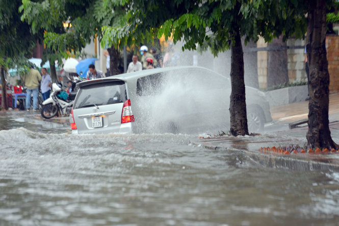 Mưa lớn gây ngập trên đường Nguyễn Hữu Cảnh, TP.HCM - Ảnh: HỮU KHOA