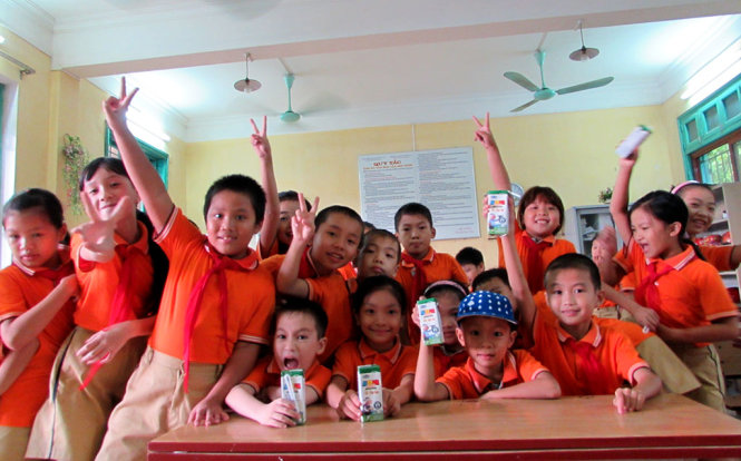 Các em học sinh Trường tiểu học Tràng Đà, TP Tuyên Quang, tỉnh Tuyên Quang hào hứng với chương trình Sữa học đường - Ảnh: HÀ THANH