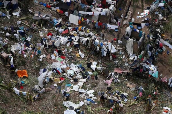 Người dân Haiti nhặt nhạnh và phơi quần áo sau khi bão đi qua - Ảnh: REUTERS