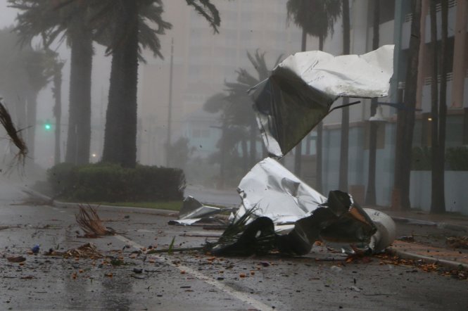 Bão mang gió mạnh thổi bay các tấm nhôm của một nhà hàng ở TP Daytona Beach, Florida hôm 7-10 - Ảnh: CNN