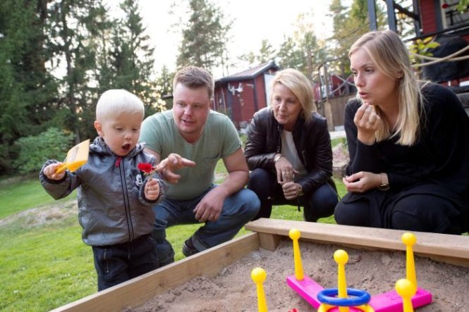 Anh Daniel Chrysong (chồng chị Eriksson) đã ngất xỉu vì sung sướng khi con trai Albin ra đời - Ảnh: AP