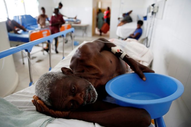 Một người đàn ông bị thương được cấp cứu trong viện sau khi bão Matthew tràn vào Jérémie - Ảnh: Reuters