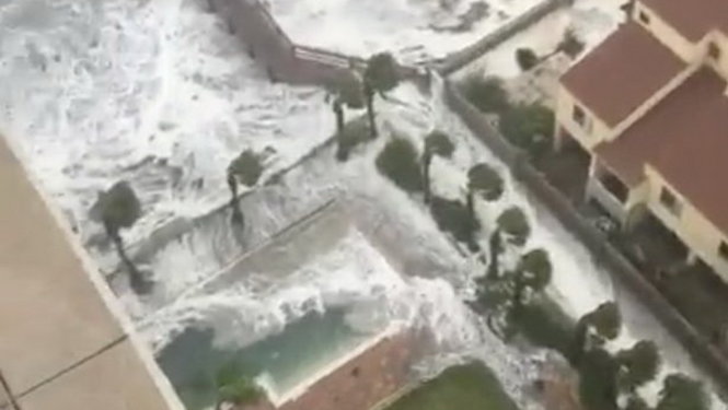 Sóng biển ập vào Jacksonville Beach như sóng thần trong bão Matthew - Ảnh chụp từ clip