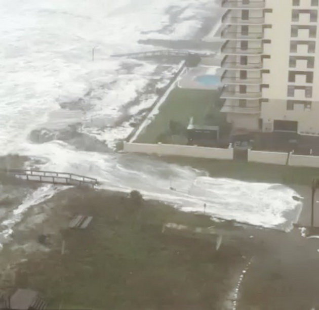 Sóng biển ập vào bờ Jacksonville Beach trong bão Matthew - Ảnh chụp từ clip