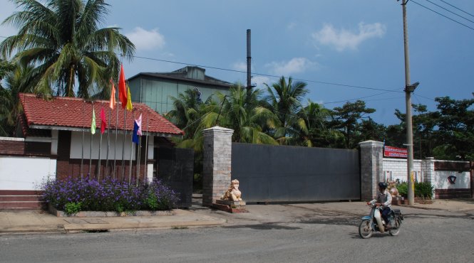 Nhà máy thép Việt Pháp (ở phường Điện Nam Đông) hiện đang hoạt động cầm chừng do người dân phản ứng về môi trường - Ảnh: V.Hùng