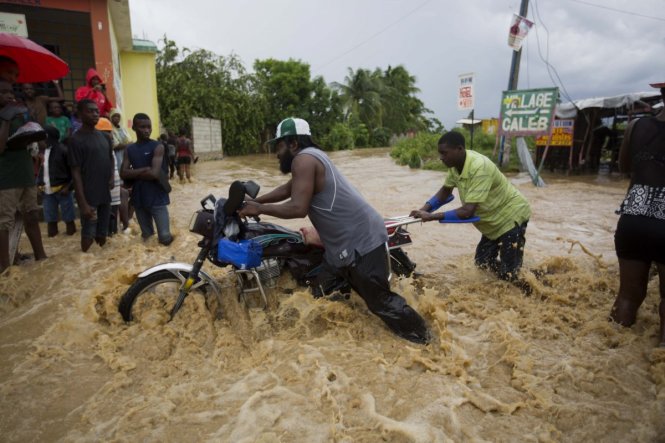 Bất kể bão đã đi qua nhưng nước tại một số khu vực vẫn tiếp tục dâng - Ảnh: AP