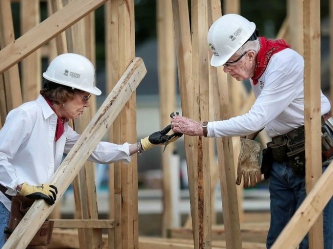 Bà Rosalynn Carter đưa nắm đinh cho chồng, cựu tổng thống Jimmy Carter, khi họ đang cùng 1.500 tình nguyện viên khác của Habitat for humanity xây nhà tại vùng Bearwater ở thành phố Memphis, Mỹ - Ảnh: USA Today