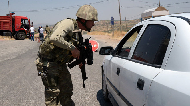 Binh sĩ Thổ Nhĩ Kỳ kiểm tra một chiếc xe tại chốt an ninh - Ảnh tư liệu AFP