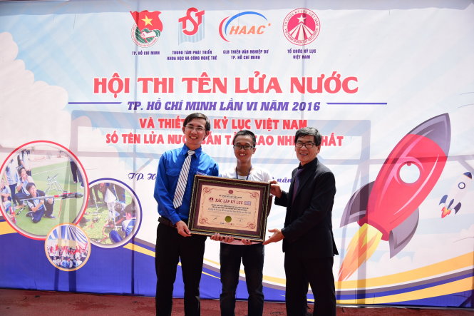 Phó chủ tịch Hội kỷ lục gia Việt Nam ông Nguyễn Mạnh Quý trao bằng xác lập kỷ lục cho CLB Thiên văn nghiệp dư TP.HCM - Ảnh: HỮU THUẬN