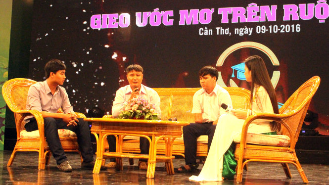 Từ trái sang kỹ sư Võ Thành Tâm, thầy Huỳnh Diệu Sanh, sinh viên Võ Văn Kiệt tại buổi giao lưu - Ảnh: T.TRÌNH