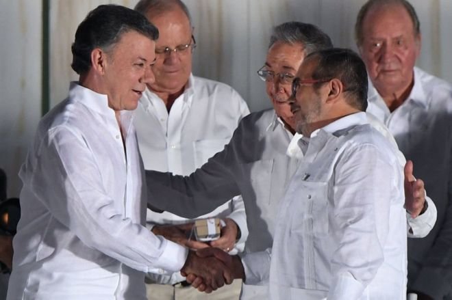 Tổng thống Colombia Santos (trái) và lãnh đạo FARC Timochenko bắt tay trong buổi ký kết thỏa thuận hòa bình lịch sử ở Cartagena - Ảnh: AFP