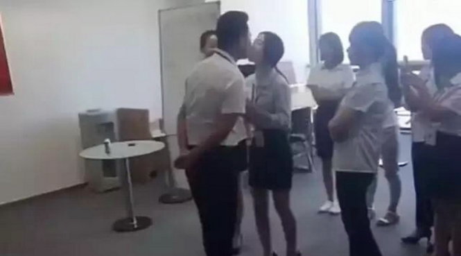 Hình ảnh nữ nhân viên xếp hàng hôn sếp đang gây bão mạng ở Trung Quốc - Ảnh: weibo
