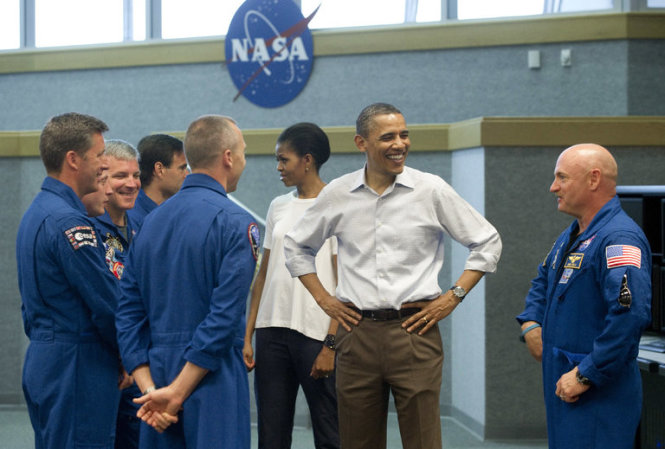 Tổng thống Obama và phu nhân Michelle Obama nói chuyện với các phi hành gia tại Trung tâm vũ trụ Kennedy năm 2011 (tư liệu) - Ảnh: AFP