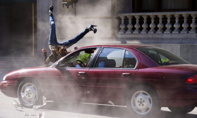 Cascadeur Tammie Baird trong cảnh bị xe tông của video âm Next 2 you của Chris Brown - Ảnh: Guardian