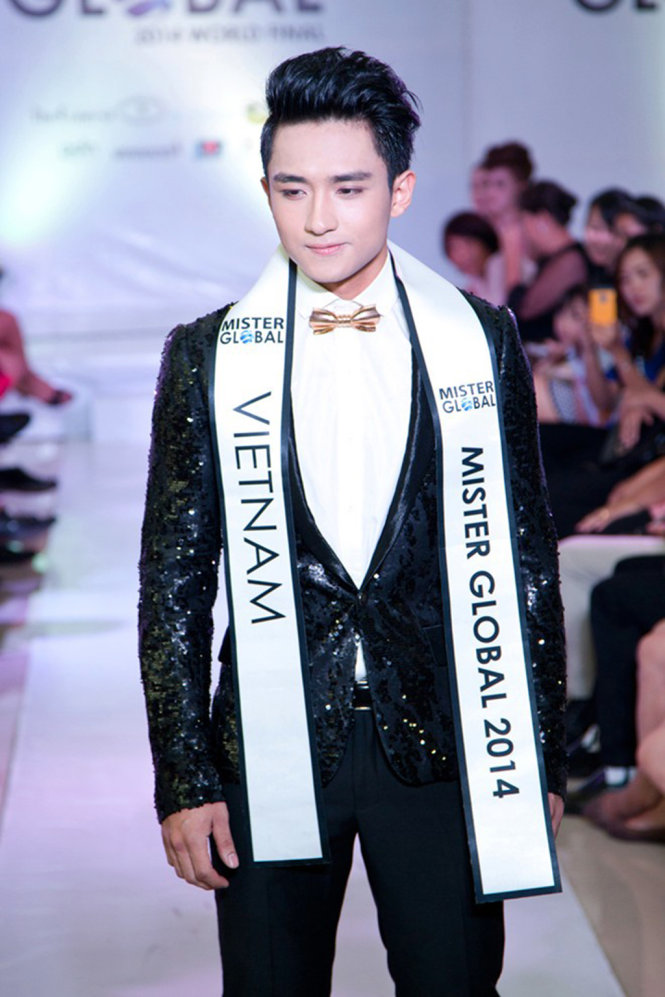 Hữu Vi đạt giải Á vương 3 và giải thưởng Nam vương Ảnh tại cuộc thi Mister Global diễn ra năm 2014 - Nguồn: NVCC, tư liệu báo Tuổi Trẻ