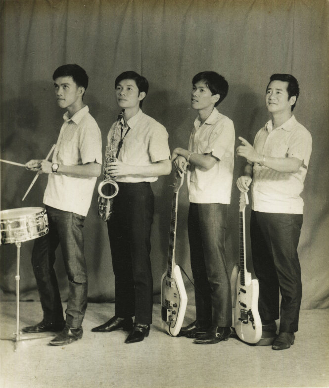 Ban nhạc Music Makers của Huỳnh Hiếu thường chơi tại các vũ trường Crystal Palace, Vân Cảnh năm 1972. Từ trái sang phải: Vương Minh, trống; Trần Vĩnh, saxo alto - được xem là thổi saxo hay nhất thời đó Ảnh: Tư liệu gia đình nghệ sĩ Huỳnh Thủ Hiếu