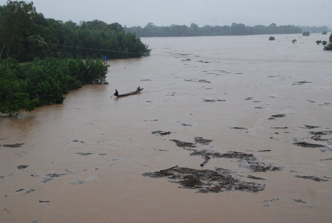 Nước lũ lên nhanh tại sông Hiếu đoạn qua huyện Cam Lộ – Ảnh: QUỐC NAM