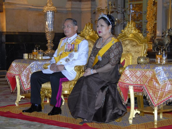 Quốc vương Bhumipol và hoàng hậu  Sirikit dự lễ kỷ niệm 60 năm ngày ông lên ngôi - Ảnh: Getty Images