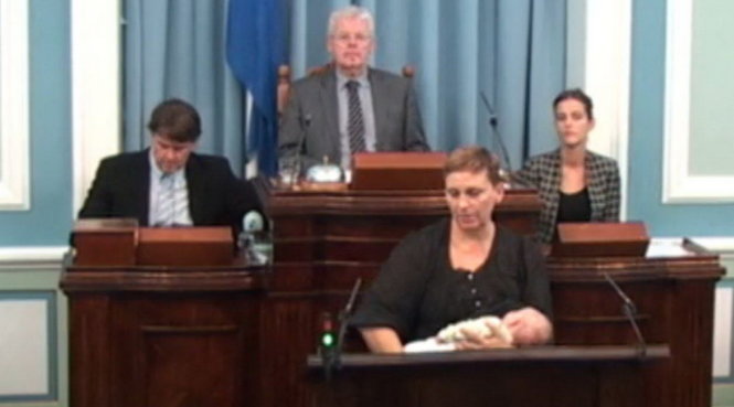 Nữ nghị sĩ Konráðsdóttir vừa phát biểu vừa cho con bú - Ảnh chụp từ clip