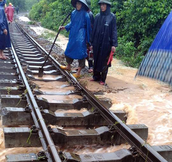Nhiều đoạn đường sắt qua Quảng Bình bị nước lũ cuốn trôi nền đường - Ảnh: ĐSVN
