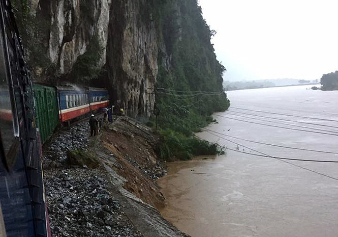 nhiều vị trí đường sắt đi ven sông Gianh (Quảng Bình) bị xói lở ảnh hưởng đến an toàn chạy tàu - Ảnh: ĐSVN