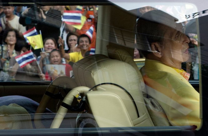 Quốc vương ngồi ô tô rời bệnh viện Siriraj ở Bangkok năm 2015 - Ảnh: REUTERS