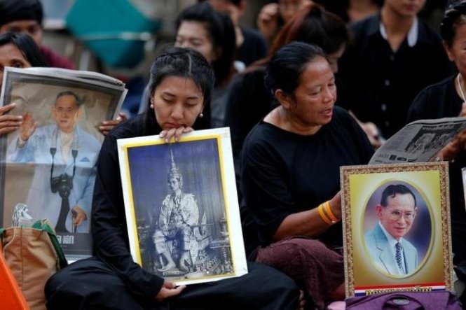Người Thái ôm di ảnh Vua Bhumibol đau buồn tại bệnh viện sáng 14-10 - Ảnh: Reuters