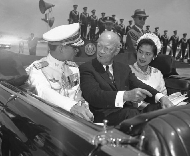 Quốc vương (trái) và Tổng thống Dwight D. Eisenhower trong chuyến thăm Mỹ năm 1960 - Ảnh: AP