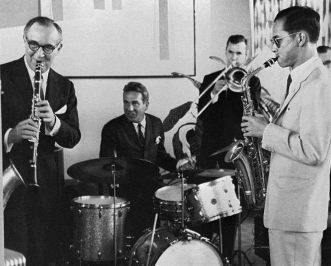 Quốc vương (trái) chơi kèn saxophone cùng một ban nhạc ở New York năm 1960 - Ảnh: AP