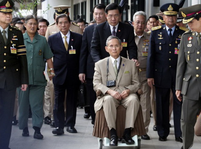 Quốc vương được đẩy xe đến dự lễ khánh thành cầu mới ở Bangkok năm 2010 - Ảnh: AP