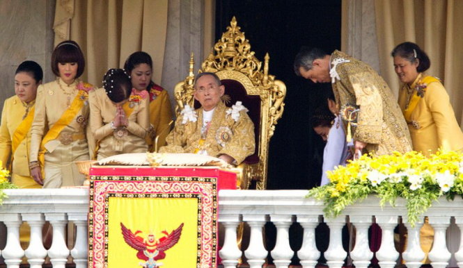 Quốc vương phát biểu trước đám đông từ ban công năm 2012 nhân sinh nhật 85 - Ảnh: AFP
