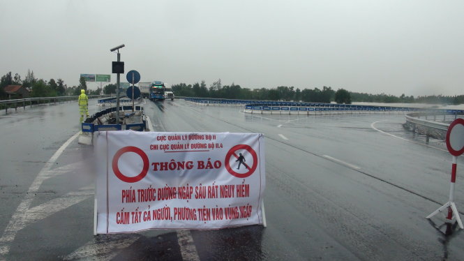 Cơ quan chức năng phải đặt biển báo cấm đi đối với các phương tiện trên quốc lộ 1 đoạn qua Quán Hàu, Quảng Ninh, Quảng Bình vì đường bị ngập nhiều đoạn – Ảnh: QUỐC NAM