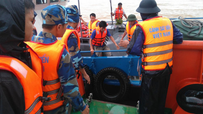 Lực lượng cảnh sát biển tiếp cận, cứu hộ các tàu bị nạn - Ảnh: Mạnh Thường