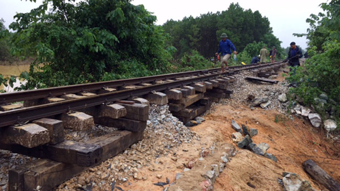 Những đoạn đường sắt bị nước cuốn trôi nền đường được khắc phục tạm nhằm thông tàu trong thời gian sớm nhất - Ảnh: ĐSVN