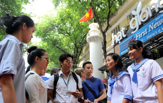 Các bạn trẻ trò chuyện bên ngọn hải đăng chủ quyền Việt Nam giữa lòng TP.HCM, khánh thành sáng 15-10-2016 - Ảnh: TỰ TRUNG