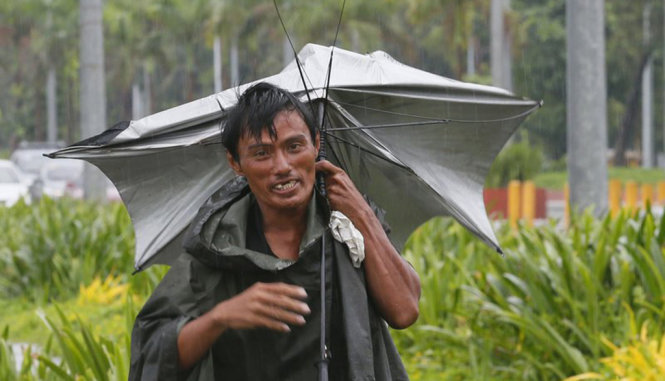 Một người dân tại Philippines sau khi bão Sarika quét qua - Ảnh: AP