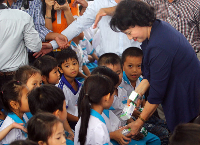 Chủ tịch Quốc hội Nguyễn Thị Kim Ngân trao sữa cho trẻ em TP Cần Thơ sáng 16-10 - Ảnh: CHÍ QUỐC